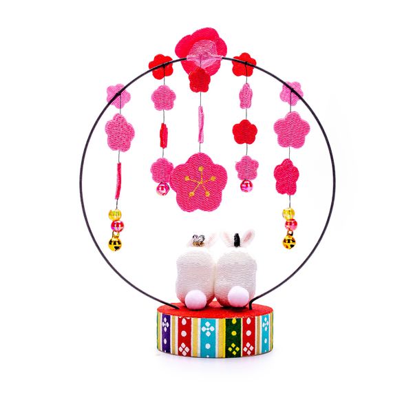 Cặp Thỏ Hina Ngồi Dưới Vòng Hoa Đào – Biểu Tượng May Mắn và Hạnh Phúc