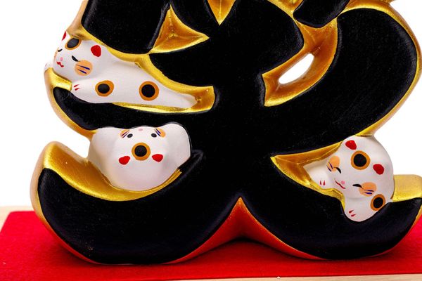 Mèo May Mắn Với Kí Tự 