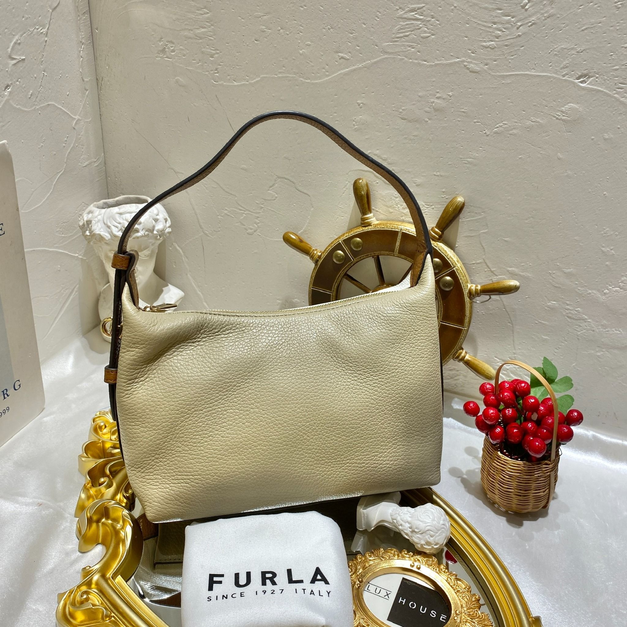  Túi Furla kẹp nách 