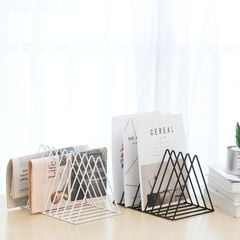 Kệ sách sắt để bàn hình tam giác - GM47