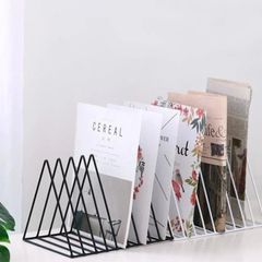 Kệ sách sắt để bàn hình tam giác - GM47