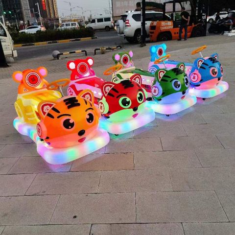 Xe điện đụng 30