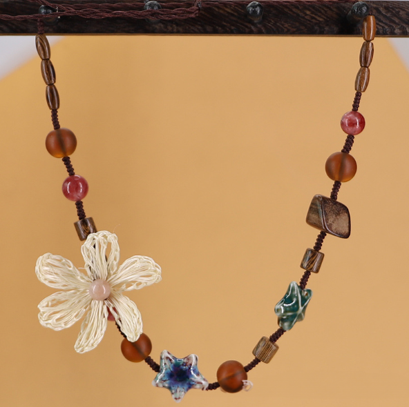 Dây chuyền gỗ - hoa cúc