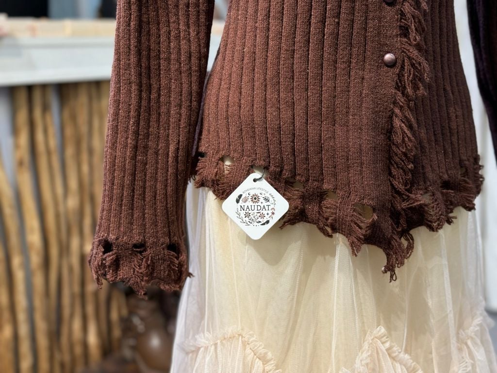 Áo Len Nâu Tay Dài - Amira