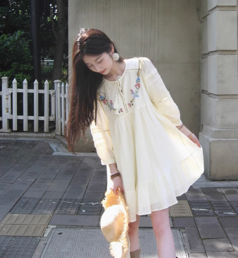Vintage đầm kem thêu tay dài  – Elira