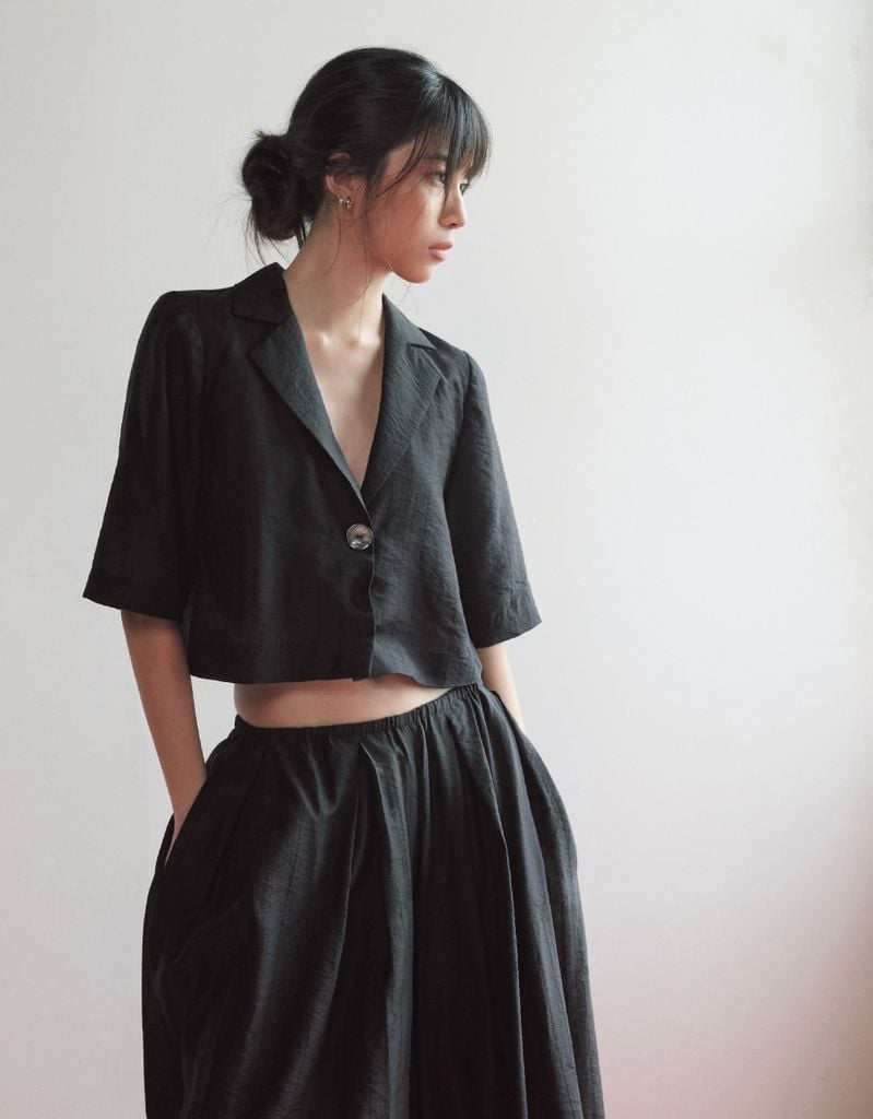  Áo cổ ve tay ngắn đen 