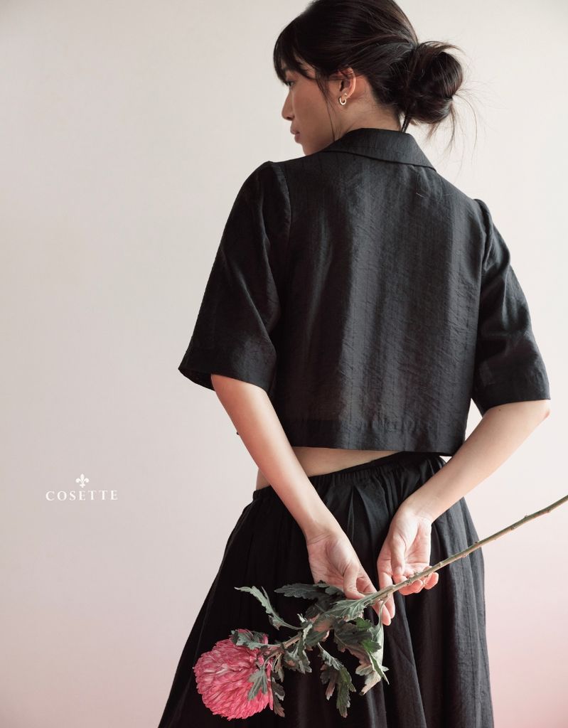  Áo cổ ve tay ngắn đen 