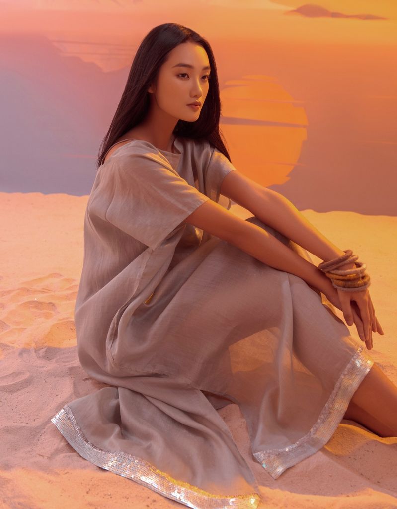  Đầm form vuông kết chỉ tay xanh đậu thêu 