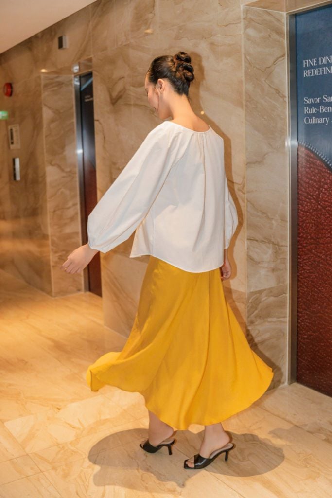  Áo cổ tròn tay dài trắng 