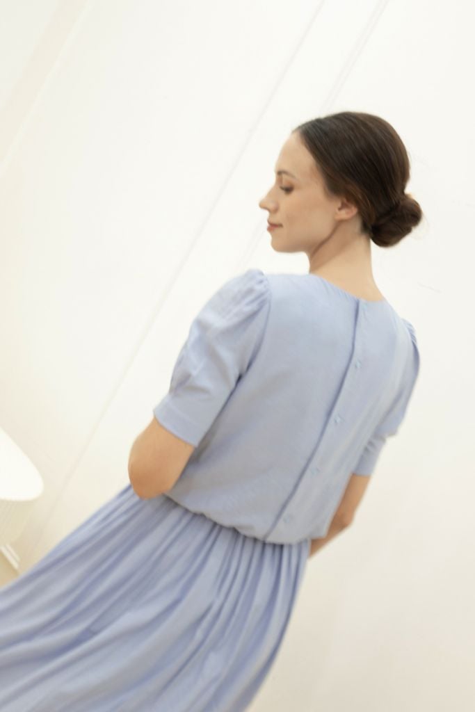  Đầm tay ngắn gài nút sau tùng dưới xếp li xanh da trời 