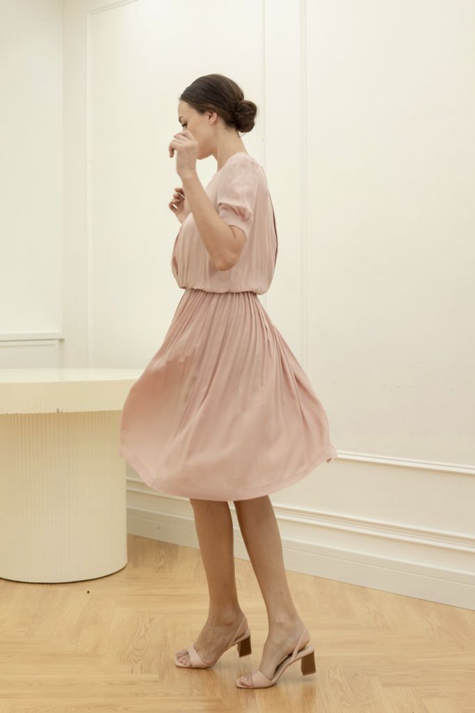  Đầm tay ngắn gài nút sau tùng dưới xếp li hồng 