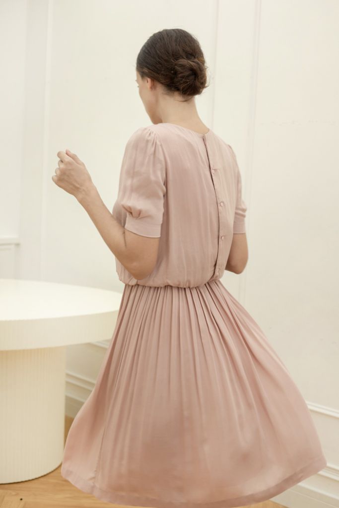  Đầm tay ngắn gài nút sau tùng dưới xếp li hồng 