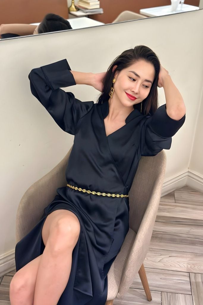  Đầm đắp vạt cổ trụ đen 