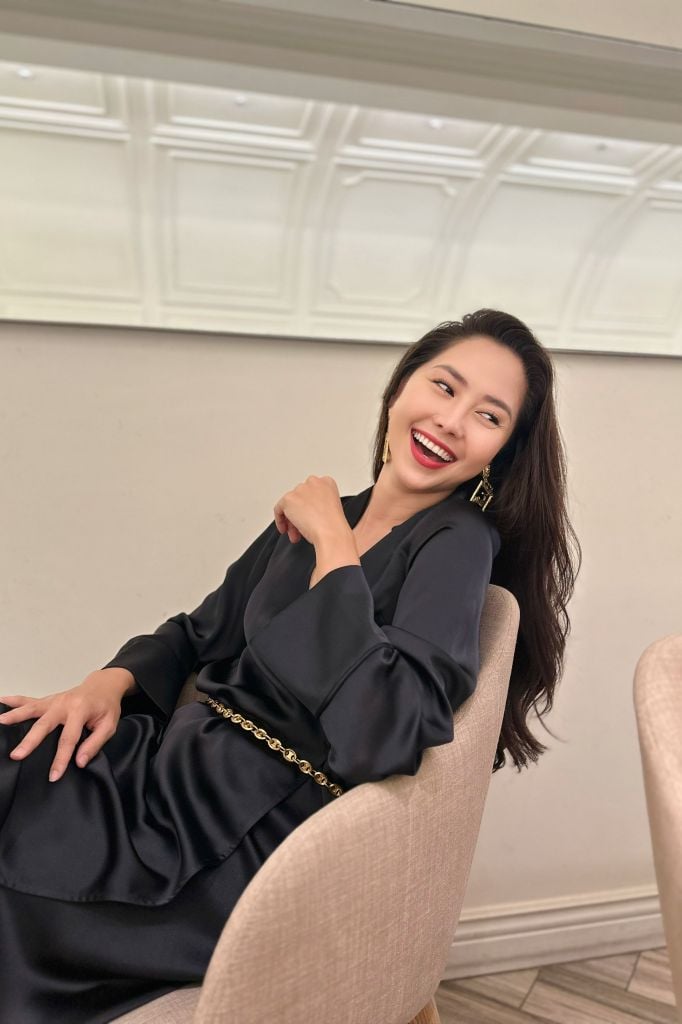  Đầm đắp vạt cổ trụ đen 