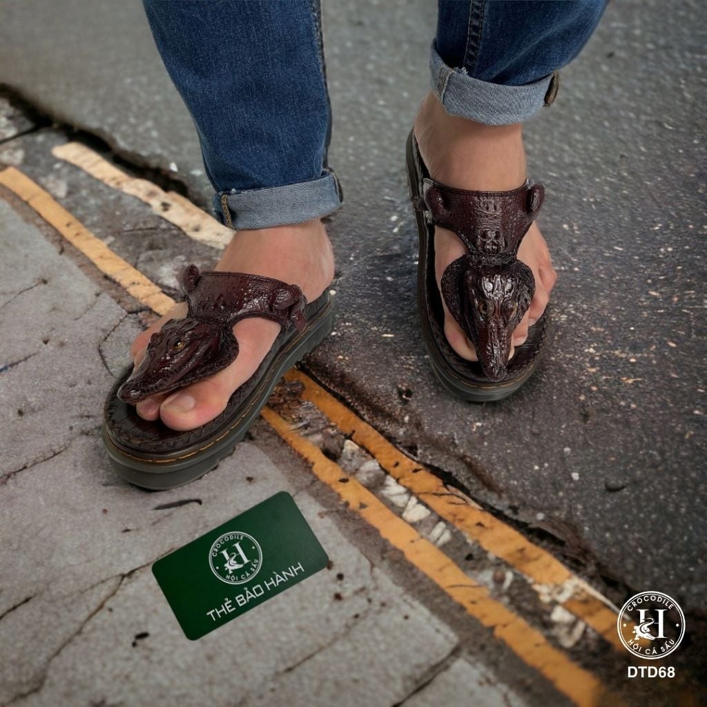 DÉP DOCTOR DA ĐẦU CÁ SẤU DTD68 ( Nâu ) – ĐẾ CAO 5CM, THIẾT KẾ QUAI KẸP CÁ TÍNH