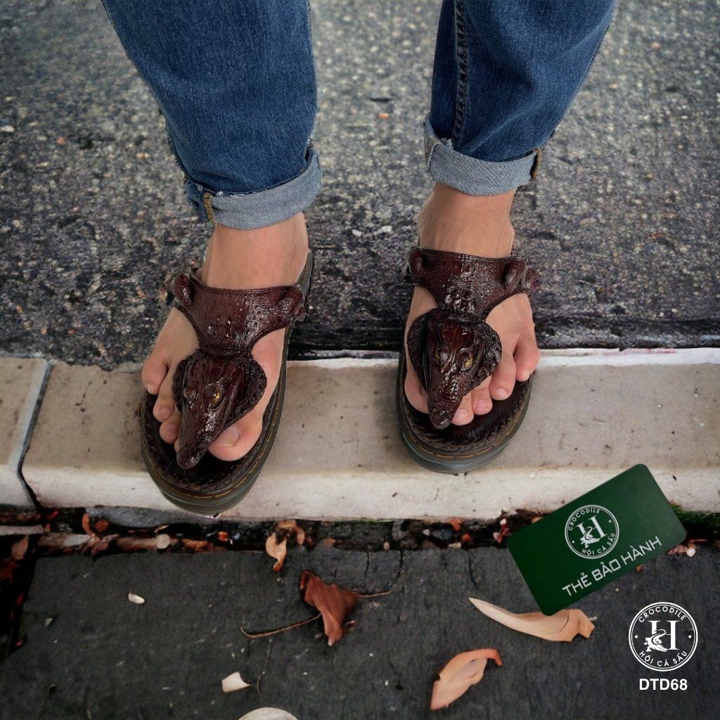 DÉP DOCTOR DA ĐẦU CÁ SẤU DTD68 ( Nâu ) – ĐẾ CAO 5CM, THIẾT KẾ QUAI KẸP CÁ TÍNH