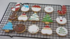 Icing cookies