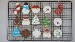 Icing cookies