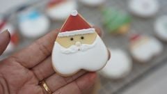 Icing cookies