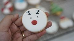 Icing cookies