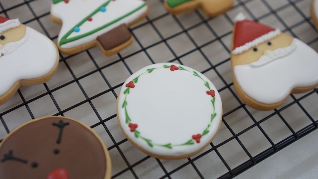 Icing cookies