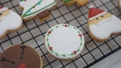 Icing cookies