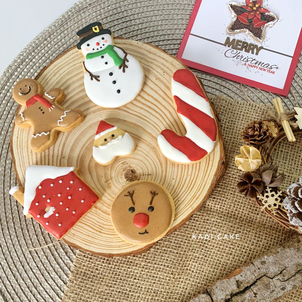 Icing cookies