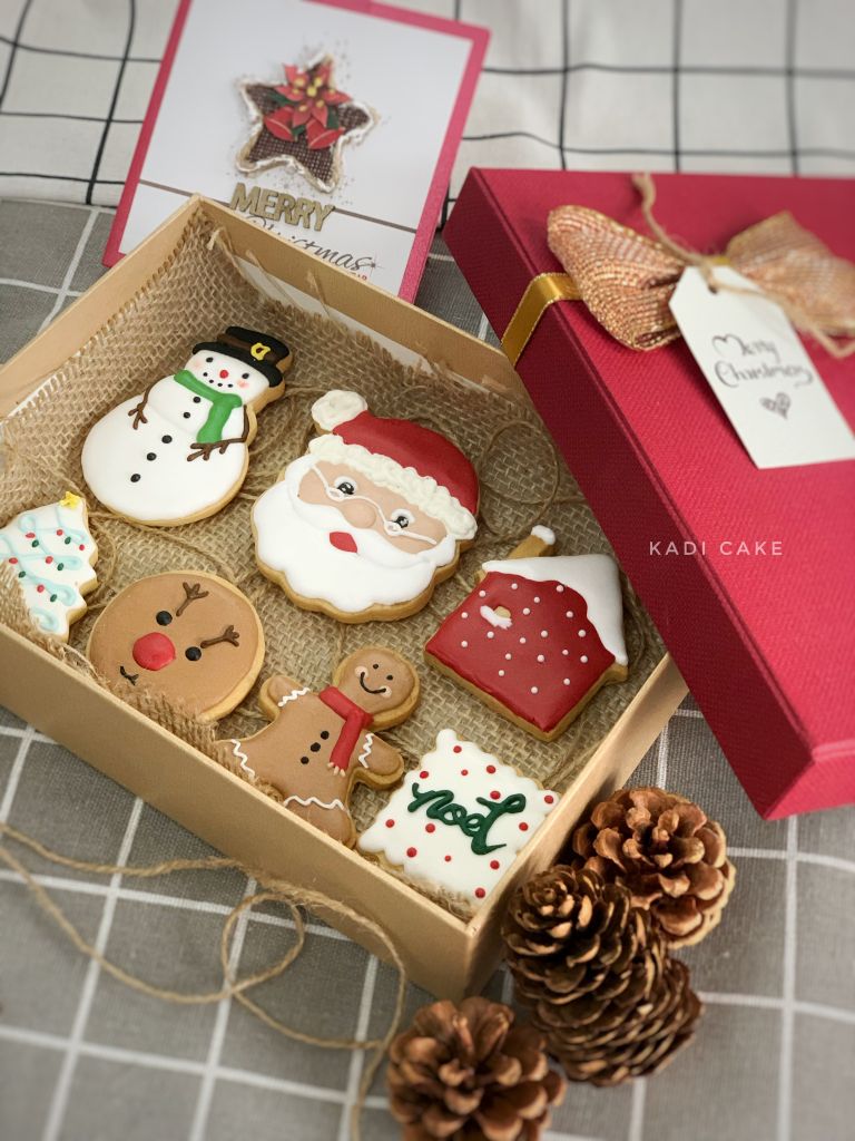 Icing cookies