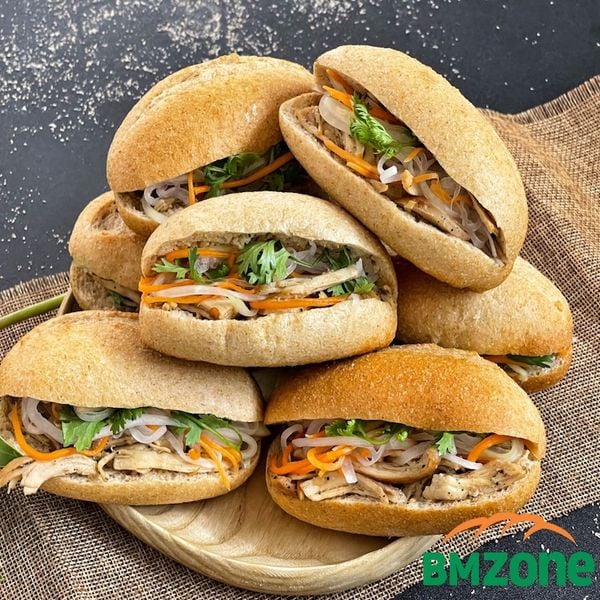  Bánh mì nguyên cám ức gà sốt tiêu kèm dưa góp (8c) 