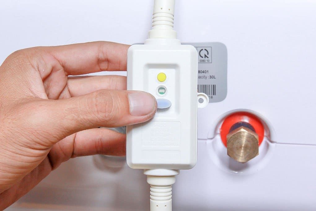 Bình nóng lạnh Rossi R30TI Bình vuông 2500W Tự động đóng ngắt