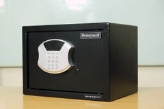 Két sắt Honeywell 5705 khóa điện tử an toàn màn hình hiển thị LED thép dày 2 lớp chống gỉ, chống xước