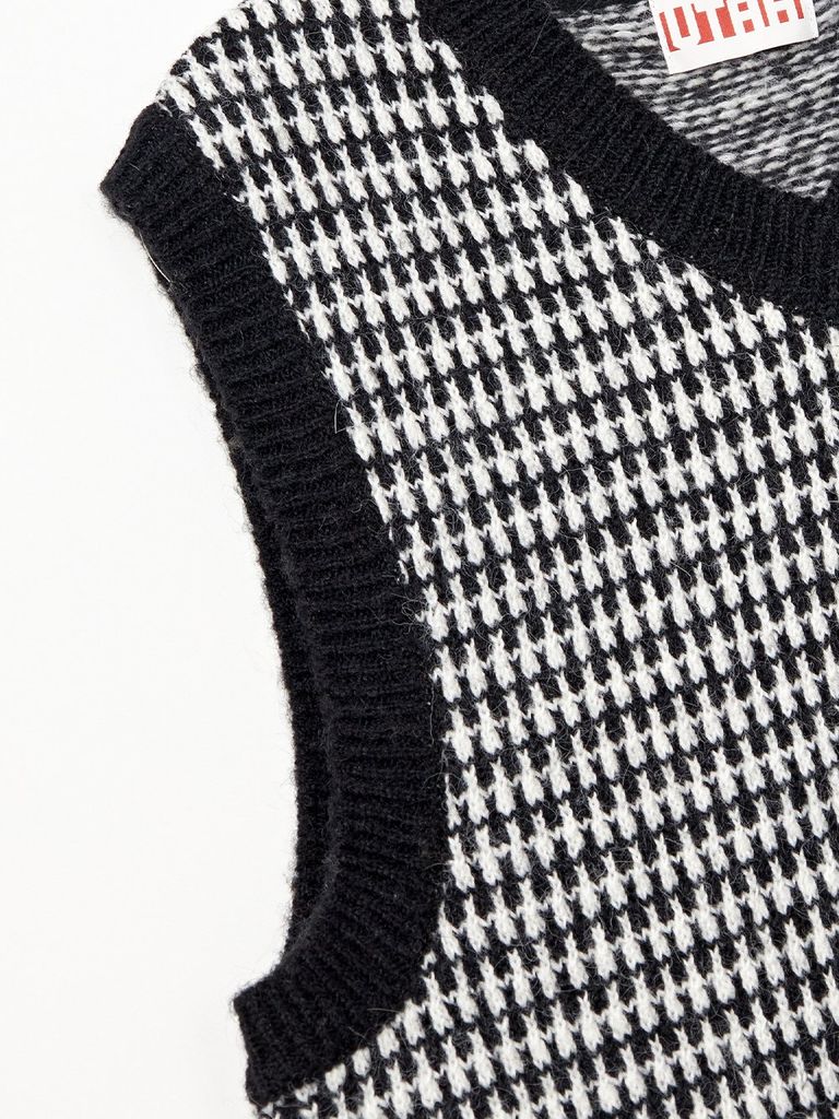 UTAA Rabbit Tooth Knit Vest : Black