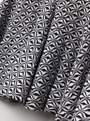 UTAA Ripple Pattern Flare Skirt : Women's Black