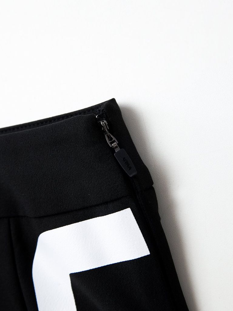 UTAA Slide Bulk Logo Flare Skirt : Black