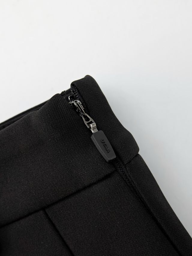 Gilt Sealing Contour Pleats Skirt: Black