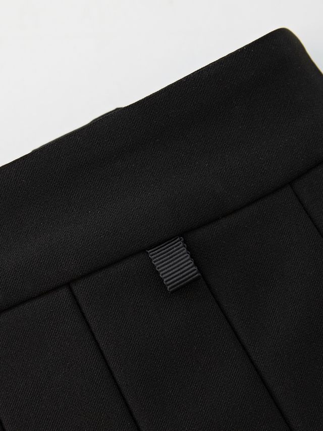 Gilt Sealing Contour Pleats Skirt: Black