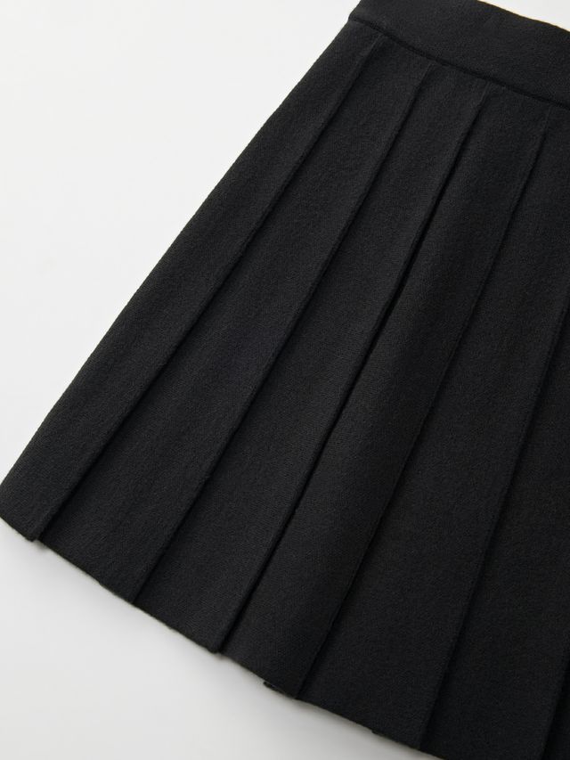 UTAA Gilt Logo Adel Classic Pleats Skirt: Black