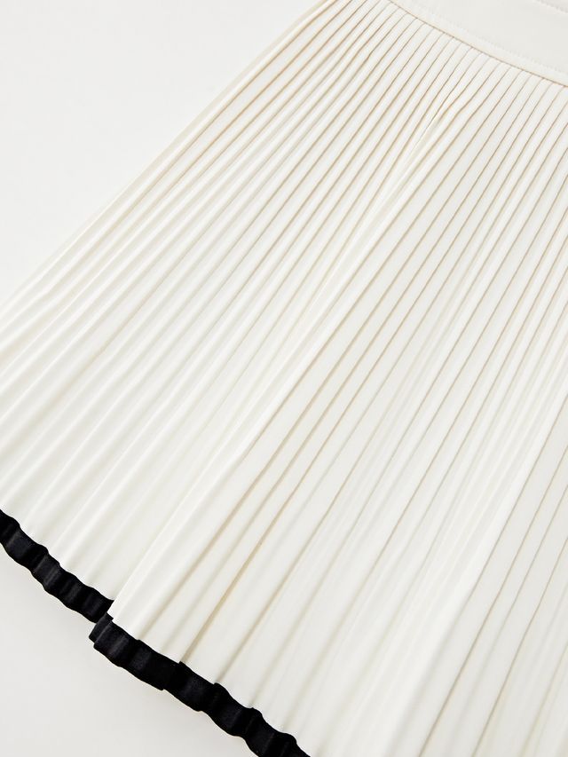 UTAA Curve Ring Line Pleats Skirt : White