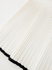 UTAA Curve Ring Line Pleats Skirt : White