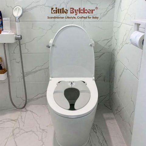 Tấm lót bồn cầu di động gấp gọn cho bé Little Bykker Đan Mạch có túi nhựa chống thấm