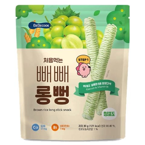Bánh gạo lứt ăn dặm cho bé BeBecook thanh dài vừa vặn tay trẻ khi cầm gói 30gr