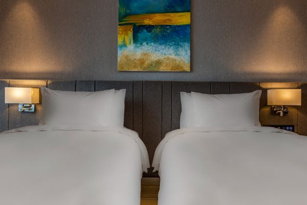 PREMIER - CLASSIC TWIN CITY VIEW