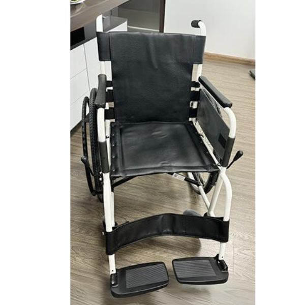 Xe lăn Miki VS-1 có chỗ để cọc truyền - Nhật Bản