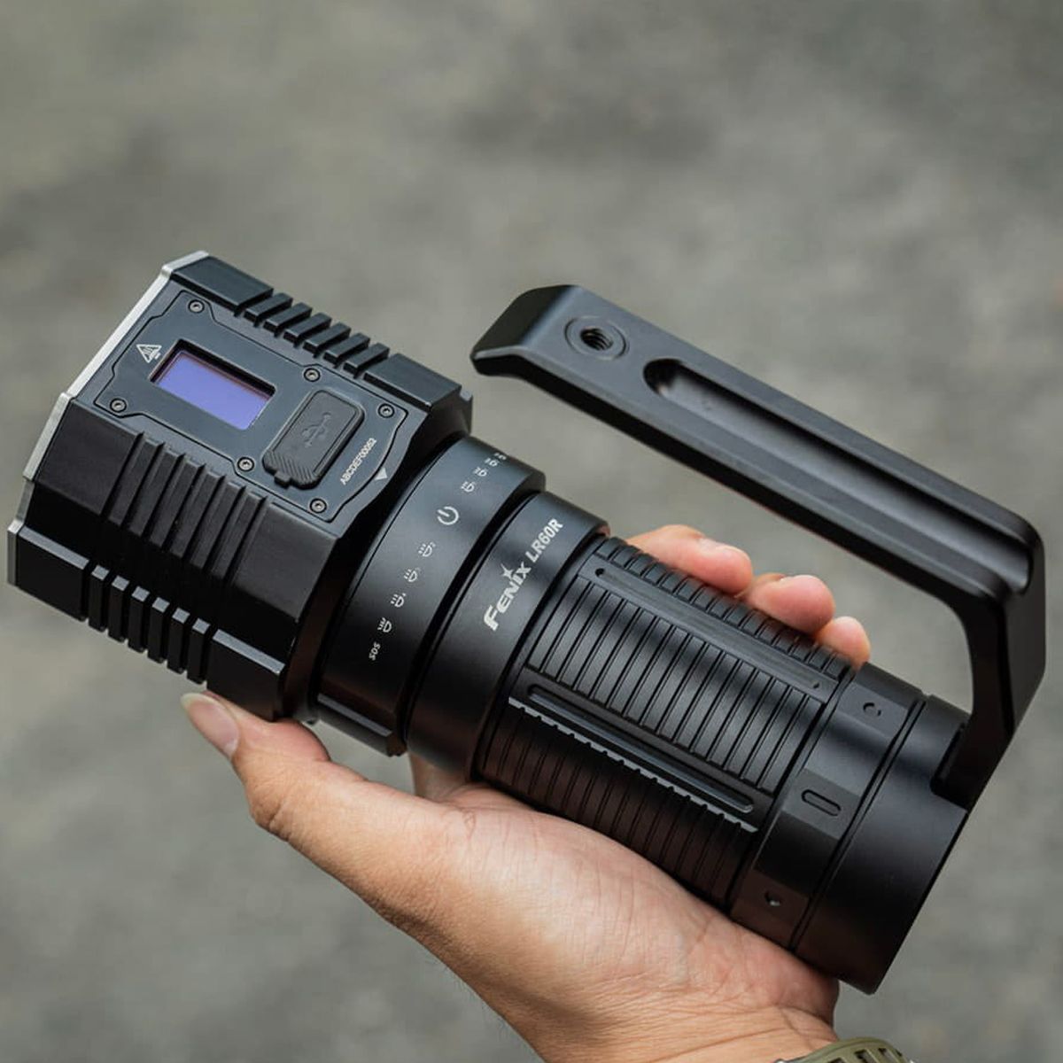  Đèn pin cắm trại siêu sáng Fenix LR60R sáng 21.000 lumen chiếu xa 1085m pack pin 16000mAh 