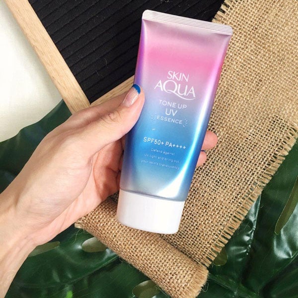 chữ viết trên bao bì là một đặc điểm nhận biết kem chống nắng Skin Aqua hàng giả