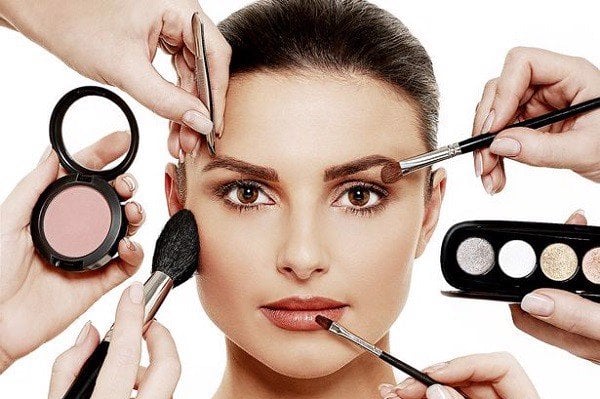 Dầu tẩy trang thương hiệu Kose có khả năng làm sạch lớp make up