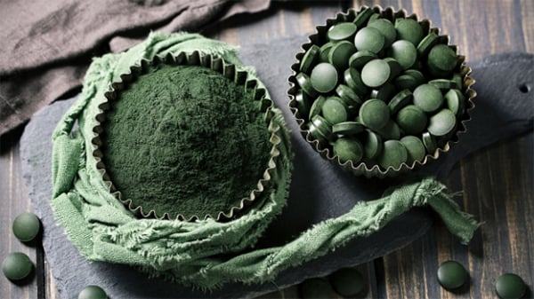 bột và viên tảo spirulina