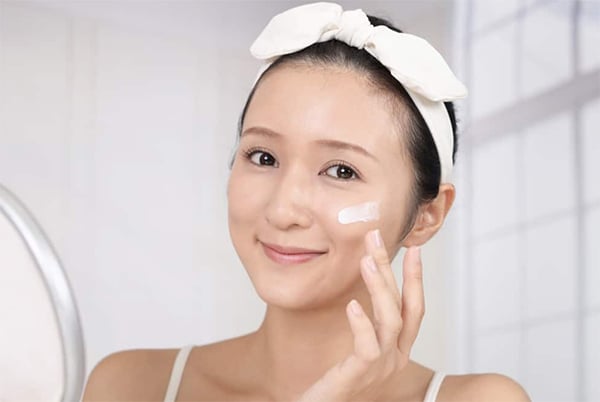 Bôi kem dưỡng da sau khi bôi serum