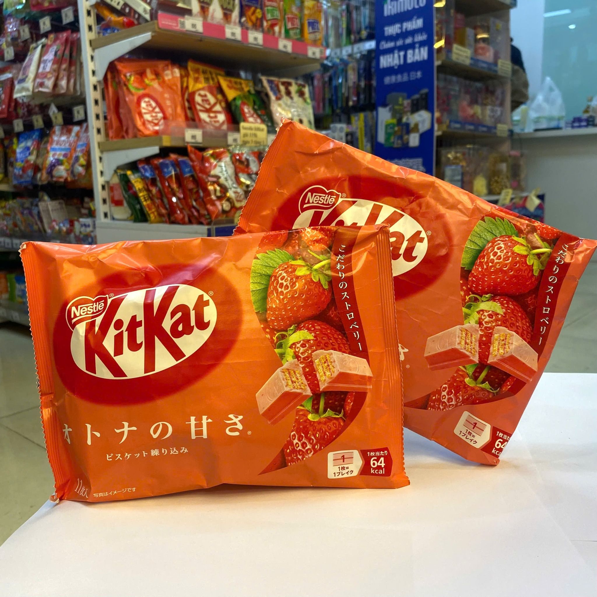  NESTLE- Bánh Kitkat socola vị dâu 11 chiếc 