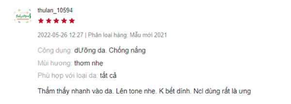 Người dùng nhận xét sản phẩm thấm nhanh vào da, không gây bết dính, giúp lên tông da nhẹ.